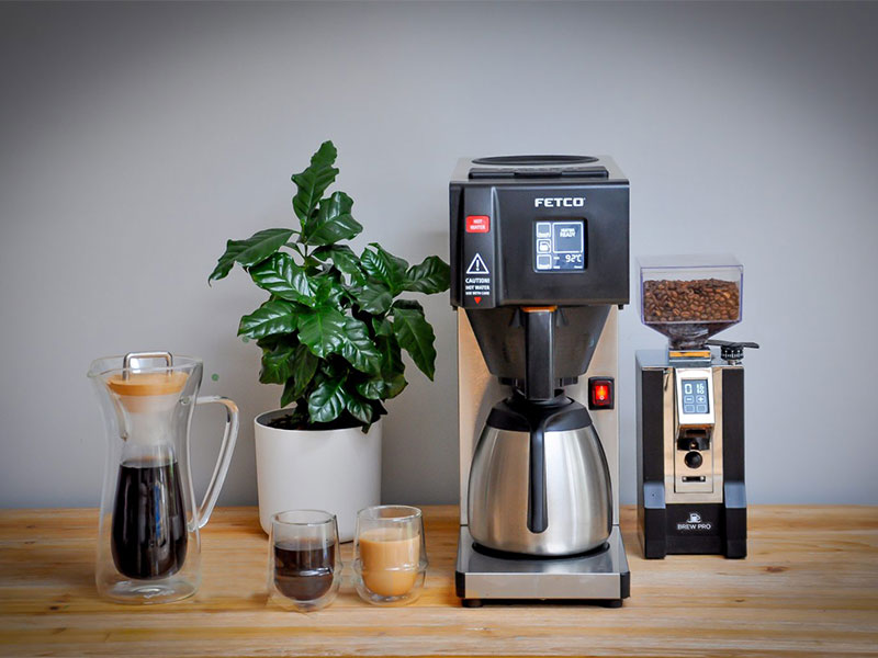Como agregar valor com uma oferta Batch Brew em tempos de extrações manuais de café? Há um fino balanço entre a experiência do 