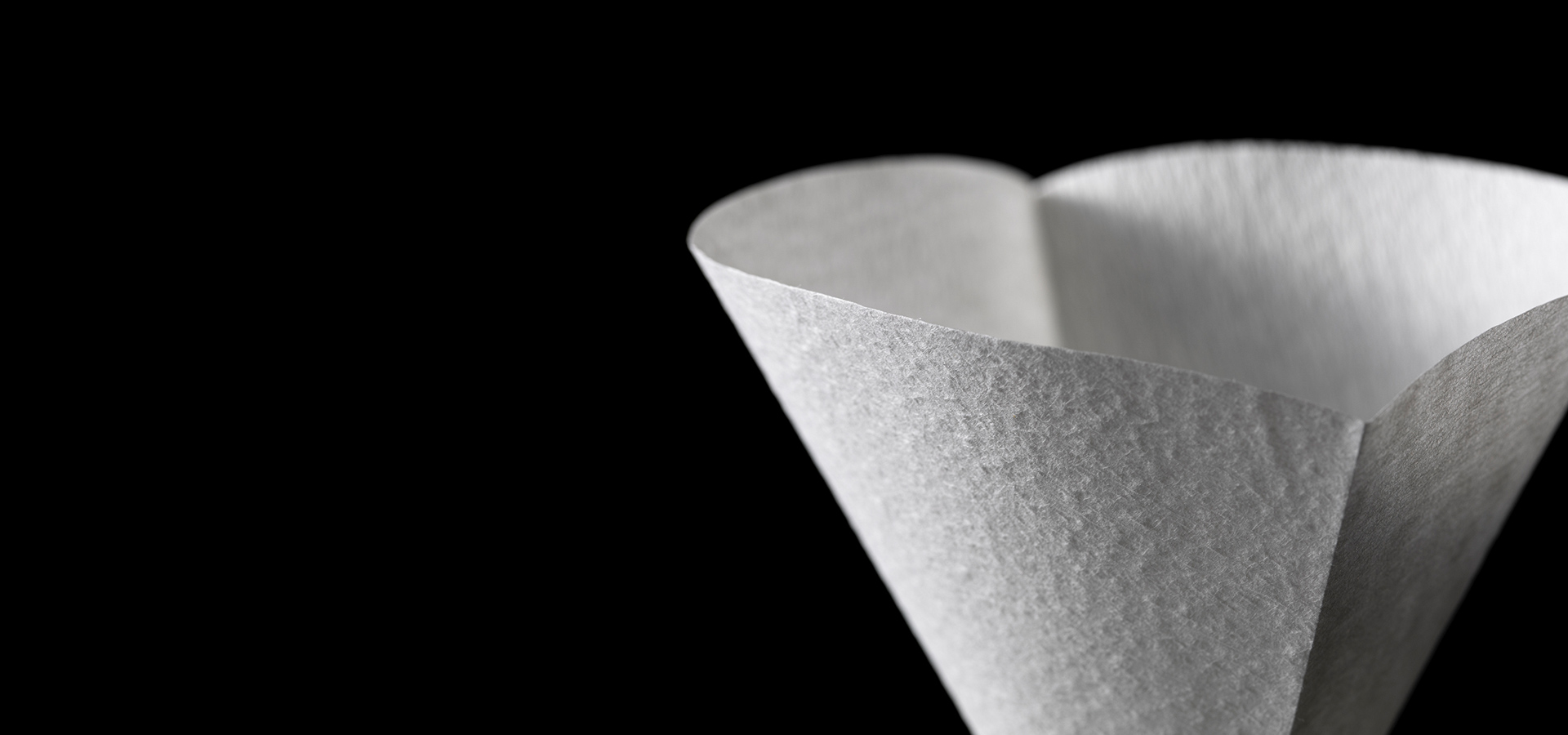 Existem vários tipos de filtros de papel para café. Os filtros de papel mais usados são os Cônicos, Trapezoidais e Fundo Plano (Wave).